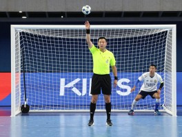 足球手球但进攻有利,裁判如何判断是否吹停,进球是否有效判罚标准