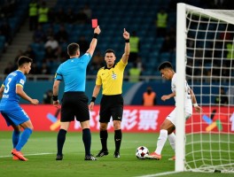 足球进攻有利后补红牌,规则如何界定,裁判如何把握时机,球队该如何应对