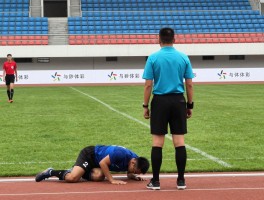 边裁倒地,如何现场处理,裁判安全如何保障,比赛中断怎么办