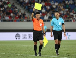 边裁如何举旗犯规,旗语示意什么信号,如何判断越位犯规,与主裁怎么配合