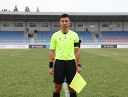 足球边裁业务,足球边裁如何正确跑位,边裁旗语有哪些,边裁如何判断越位