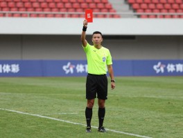 红牌犯规有利进攻，裁判如何把握判罚尺度，少一人作战如何调整战术，红牌真的利大于弊吗