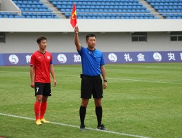 边裁进攻有利举旗的时机与信号，如何把握判罚尺度，怎样与主裁默契配合？