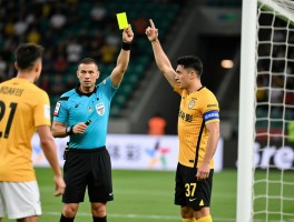 足球中的进攻有利原则,裁判如何把握判罚尺度,球员该如何应对,何时会补发黄牌