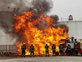 原油罐火灾进攻有利时机如何把握,沸溢前如何有效控制,战术选择与风险规避