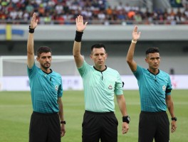 犯规有利进攻手势是什么，VAR介入后如何判罚，裁判手势如何统一标准，何时该继续比赛