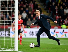 足球规则有利进攻,越位规则最新修改,足球如何鼓励进攻,温格进攻革命