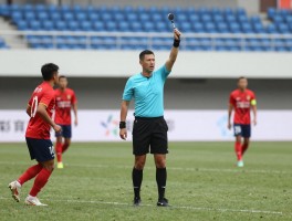 进攻有利吹犯规吗,什么情况下裁判不立即鸣哨,进攻有利后犯规还追罚吗