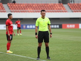 足球比赛中什么是进攻有利原则,裁判如何掌握判罚尺度,经典案例,战术价值