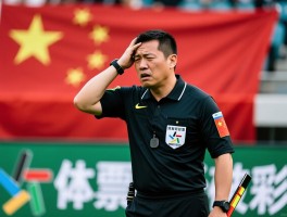 从情绪失控到爱国哨，奇葩边裁为何频现？职业压力,判罚争议,如何破解