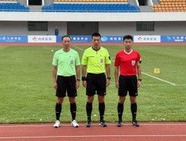 边裁的站位技巧,如何避免视线盲区,与主裁判配合方法,不同比赛场景如何调整