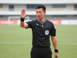 话痨边裁是什么意思,足球裁判如何把握沟通尺度,边裁话多会影响比赛吗