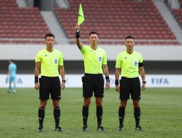 FIFA足球边裁,边裁为什么举旗,边裁和主裁如何分工，边裁跑动距离要求