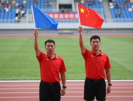 边裁吹哨,边裁能吹哨吗,边裁举旗后主裁必须吹哨吗,什么情况下边裁会举旗？