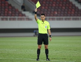 决赛边裁举旗判罚越位怎么判断,足球边裁旗语图解,助理裁判如何与主裁配合