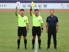 边裁详细手势丨足球边裁怎么判罚越位,旗语正确握法,与主裁如何配合,新手常见错误