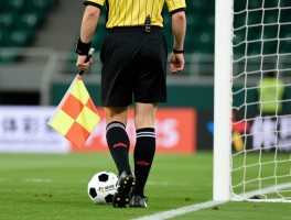 裁判说越位是什么意思,越位规则如何判定,边裁旗语代表什么