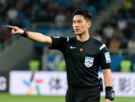 边裁如何示意进攻有利，手势动作要领是什么,与主裁判如何配合,VAR介入后如何处理