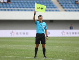 边裁举旗解析，越位判罚旗语怎么判断，边裁举旗后主裁不认可怎么办