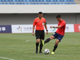 足球踢到边裁连,球踢到边裁判罚依据，边裁被撞如何处理，击中边裁比赛继续吗