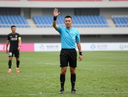 足球进攻有利规则是指,裁判如何判断进攻有利,什么情况适用,手势是什么