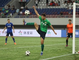 足球进攻单手肩上射门技巧,实战过人方法,精准射门训练方法,如何提高射门准确性