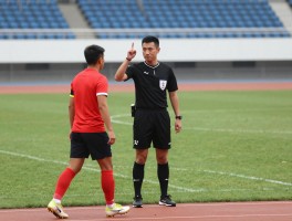 身体冲撞边裁怎么处罚,冲撞边裁会被禁赛几场,边裁权威如何维护