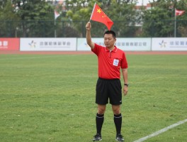 边球边裁所指方向,旗语如何解读,方向判断有何技巧,与主裁如何配合