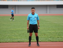 边裁的武器是什么，如何精准判罚越位,边裁的专业装备有哪些,跑动技巧怎么练