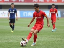 近视的球员如何应对赛场挑战,球星近视怎样不影响比赛,高度近视能否职业踢球