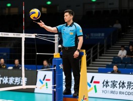 排球裁判边裁职责全解读,如何精准判断界内界外球,司线员站位技巧