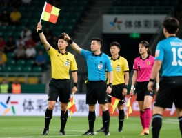 边裁进攻有利原则详解，如何把握举旗时机，团队配合有哪些要点，判罚后如何快速调整