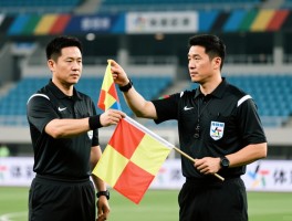 边裁如何工作,具体职责有哪些,旗语如何使用,与主裁如何配合