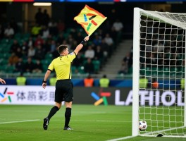 边裁摇旗进球,VAR如何改变判罚,足球规则怎样演变,裁判权力边界在哪？