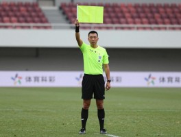 足球边裁规则丨边裁职责权限有哪些,旗语信号怎么解读,新赛季VAR如何改变边裁工作