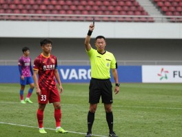 犯规不给有利进攻争议,裁判何时应延迟吹罚,VAR如何影响比赛流畅性