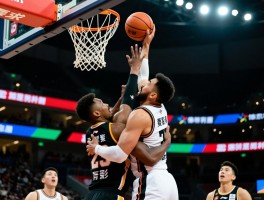 抢篮板时被人从背后撞了进攻有利,背后推人抢篮板是否犯规,如何利用进攻有利原则