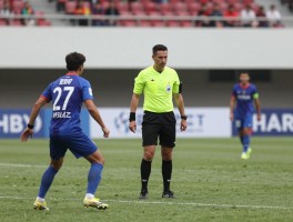 足球进攻有利的犯规，裁判如何把握有利原则，哪些犯规适用有利条款，VAR如何影响判罚