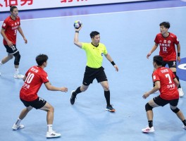 手球进攻有利吗,裁判如何掌握有利原则,进攻战术如何利用有利原则