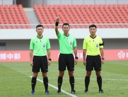 边裁底裁主裁什么意思,主裁判的职责有哪些,边裁和底裁如何分工,足球裁判如何协作