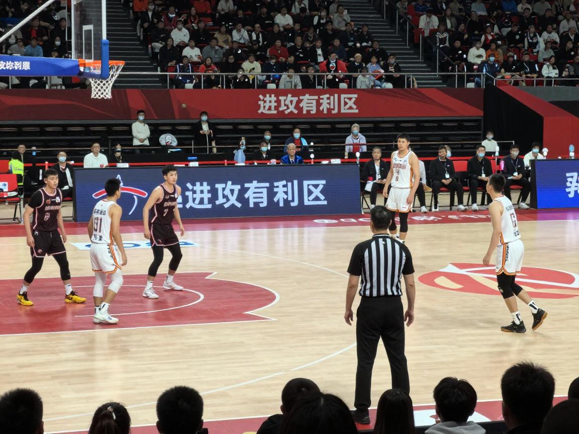 篮球进攻有利啥意思,进攻有利区怎么划定,裁判如何掌握有利原则,球员如何利用有利区 篮球进攻有利啥意思,进攻有利区怎么划定,裁判如何掌握有利原则,球员如何利用有利区