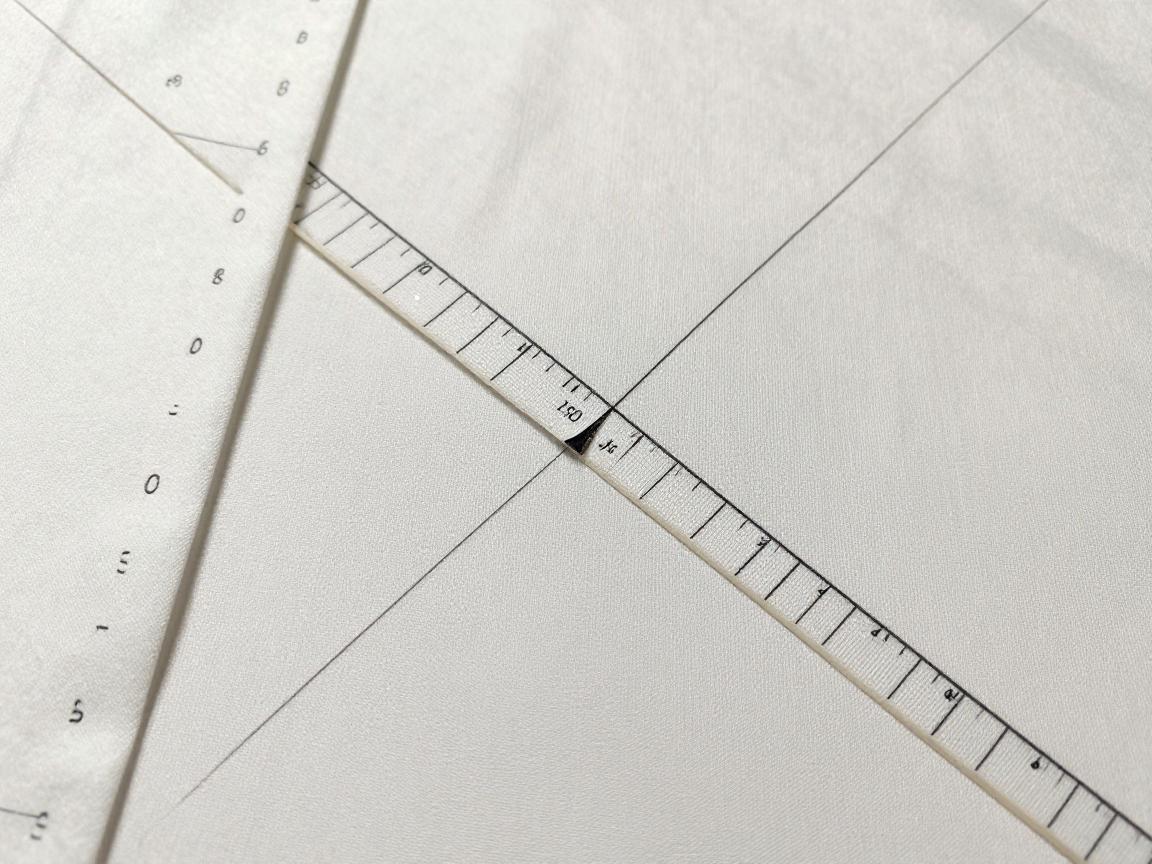 包边条斜裁布料怎么裁,为什么必须45度斜裁,如何计算包边条宽度,斜裁布条拼接技巧 包边条斜裁布料怎么裁,为什么必须45度斜裁,如何计算包边条宽度,斜裁布条拼接技巧