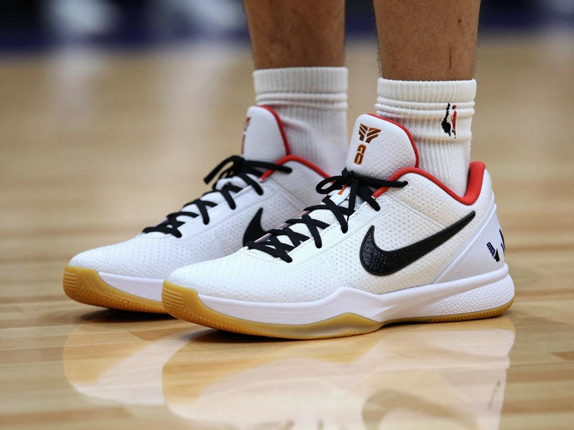 科比系列篮球鞋1代选购指南,实战性能如何,复刻版本有哪些改进,哪款更适合初学者 科比系列篮球鞋1代选购指南,实战性能如何,复刻版本有哪些改进,哪款更适合初学者