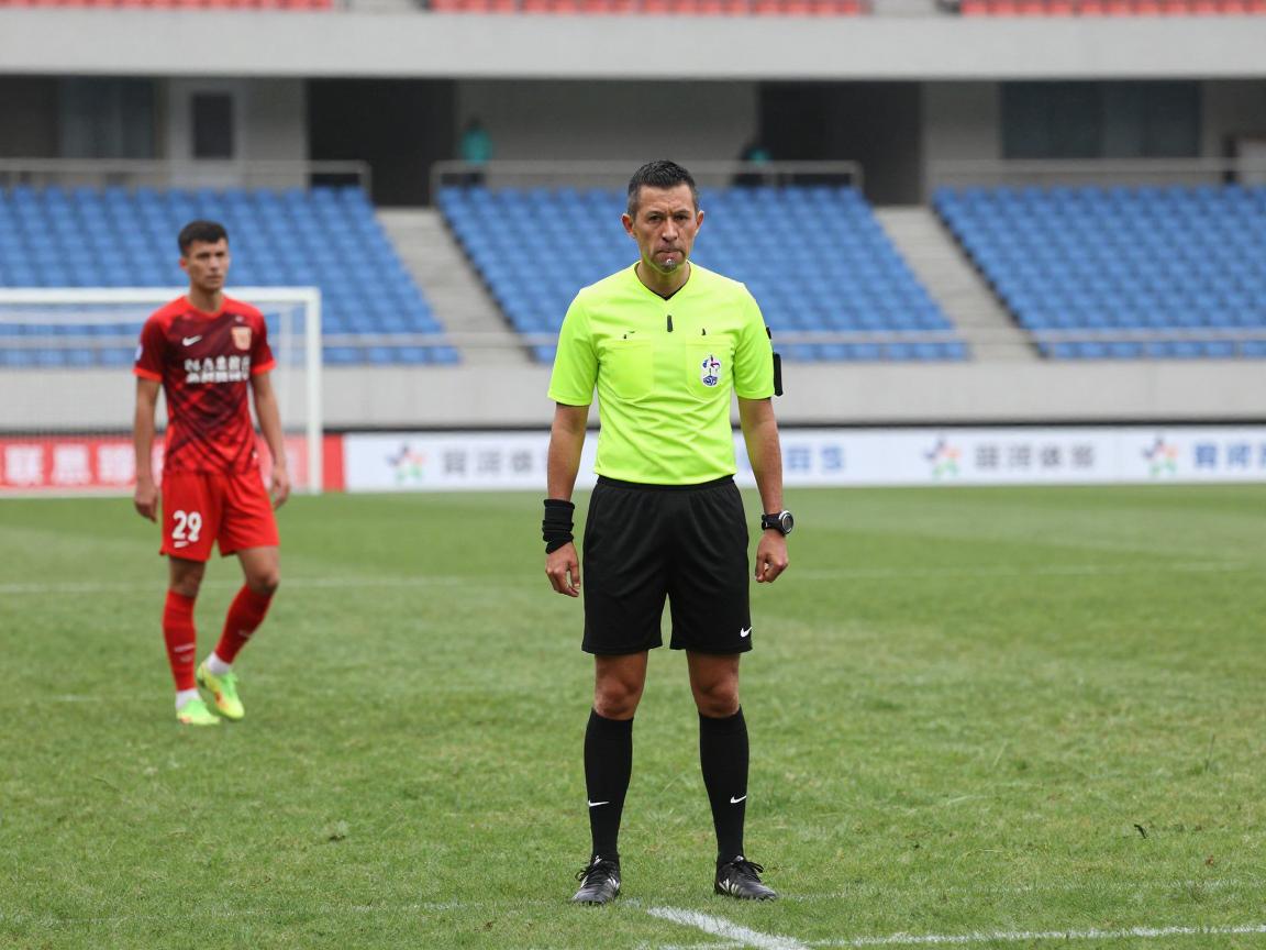 足球进攻有利再次犯规,裁判如何掌握有利原则,什么情况会吹回犯规 足球进攻有利再次犯规,裁判如何掌握有利原则,什么情况会吹回犯规