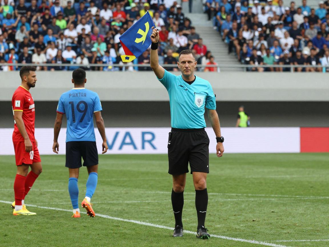 边裁举旗进球庆祝规则详解,VAR如何改变判罚,球员该如何反应,裁判沟通机制解析 边裁举旗进球庆祝规则详解,VAR如何改变判罚,球员该如何反应,裁判沟通机制解析