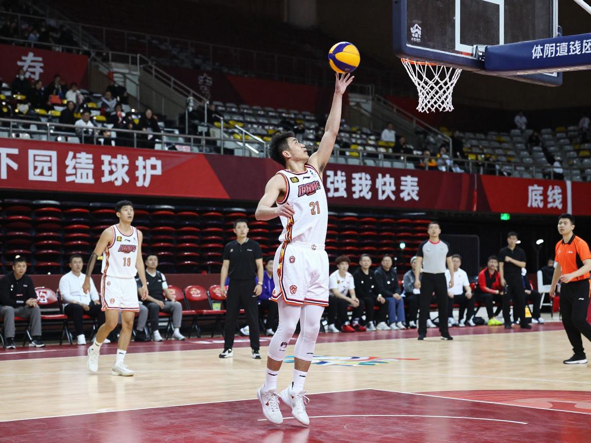 底线篮球战术怎么用,如何发球不违例,怎样溜底线得分 底线篮球战术怎么用,如何发球不违例,怎样溜底线得分