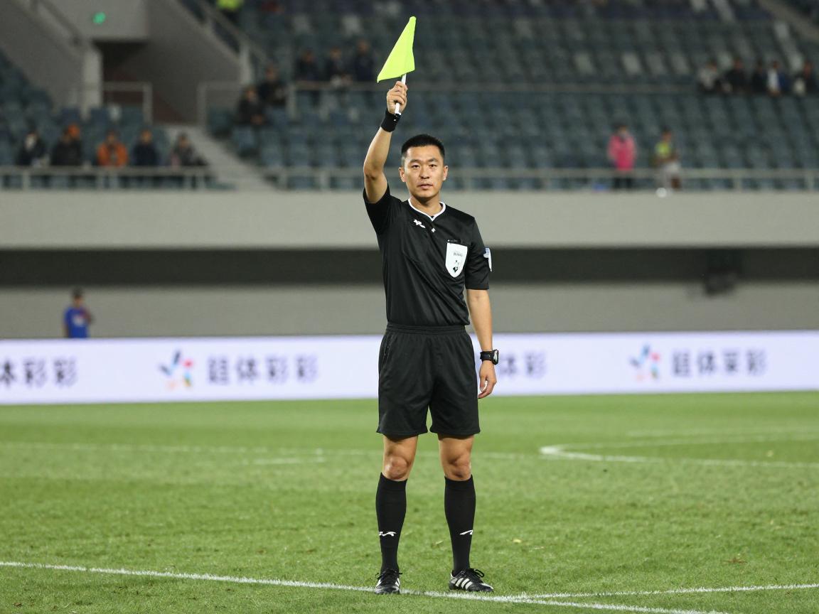 足球边裁角球规则,判罚标准是什么,旗语如何示意,常见误区有哪些 足球边裁角球规则,判罚标准是什么,旗语如何示意,常见误区有哪些