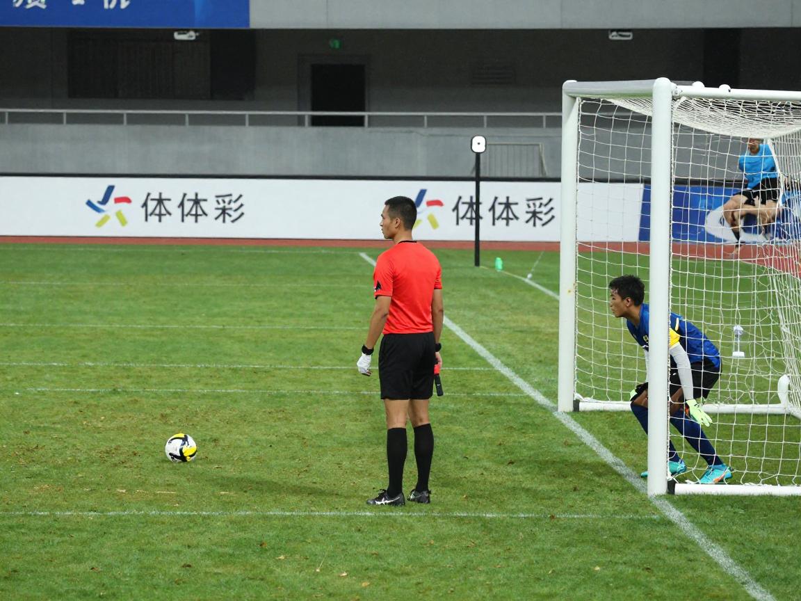 边裁点球站位,点球时边裁应该站哪里,边裁如何观察守门员移动,点球大战边裁职责有哪些 边裁点球站位,点球时边裁应该站哪里,边裁如何观察守门员移动,点球大战边裁职责有哪些