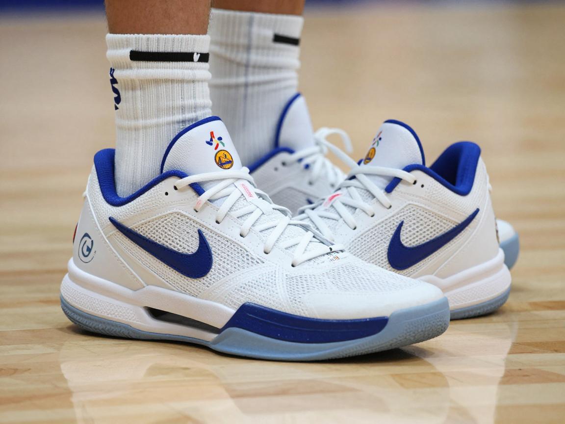 斯蒂芬库里篮球鞋,哪款实战性能强,如何选择合适款式,各代技术有何特点 斯蒂芬库里篮球鞋,哪款实战性能强,如何选择合适款式,各代技术有何特点