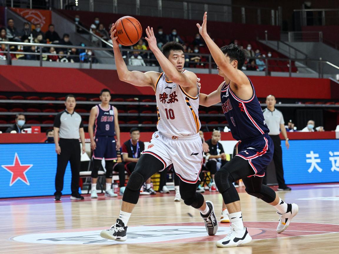 篮球防守技巧,如何提升防守能力,脚步怎样训练,团队防守如何配合 篮球防守技巧,如何提升防守能力,脚步怎样训练,团队防守如何配合